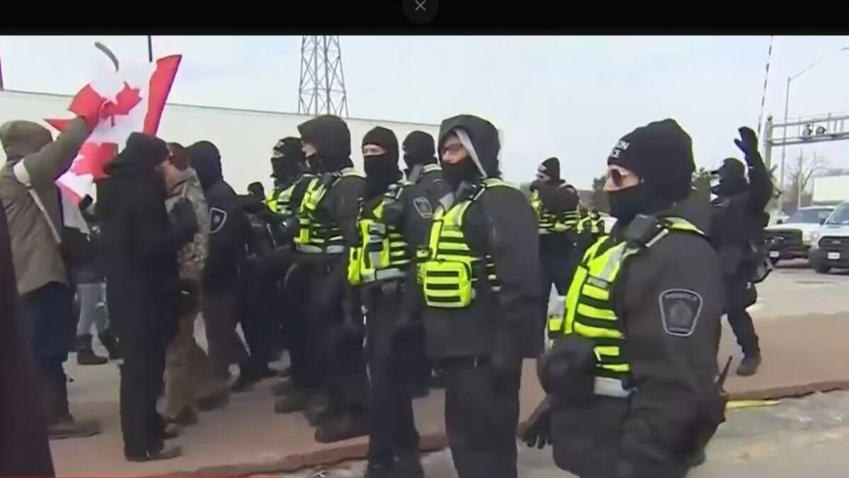 «Convoi de la liberté»: des manifestants délogés du pont Ambassador