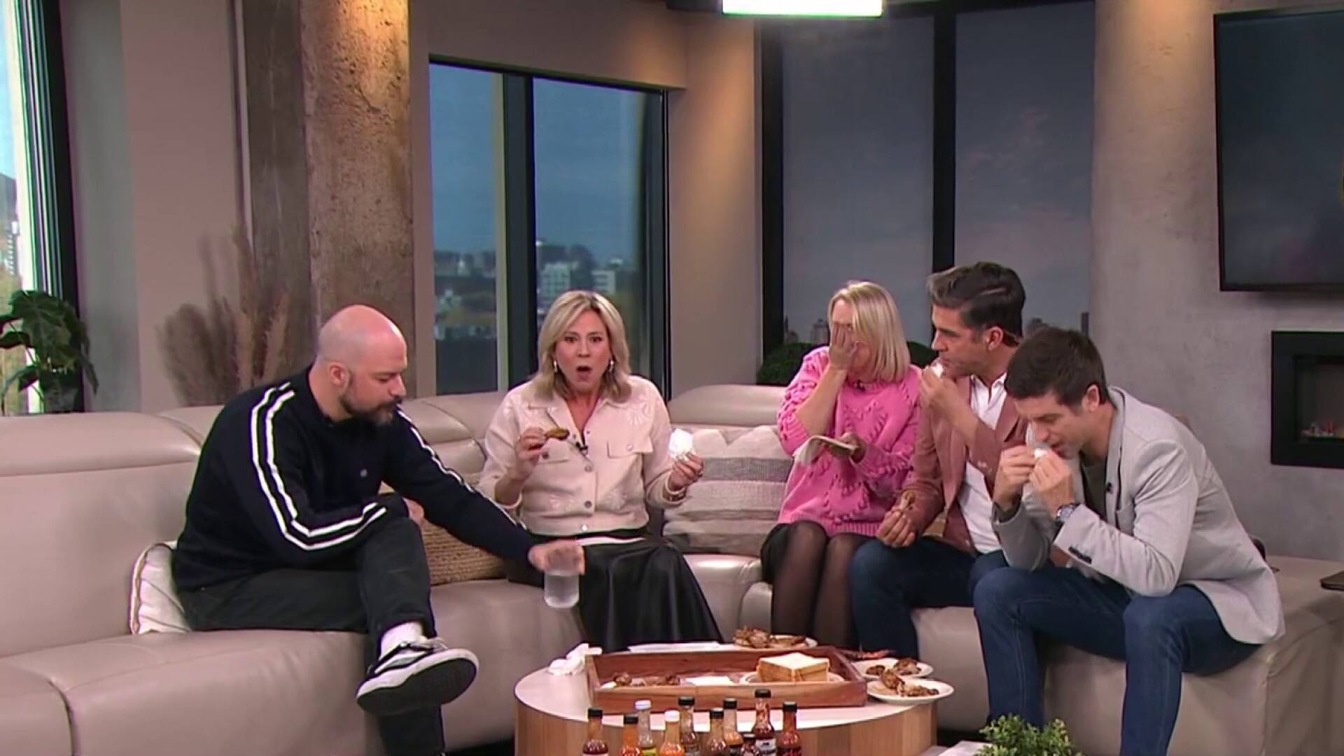 L’équipe mange des ailes de poulet épicées