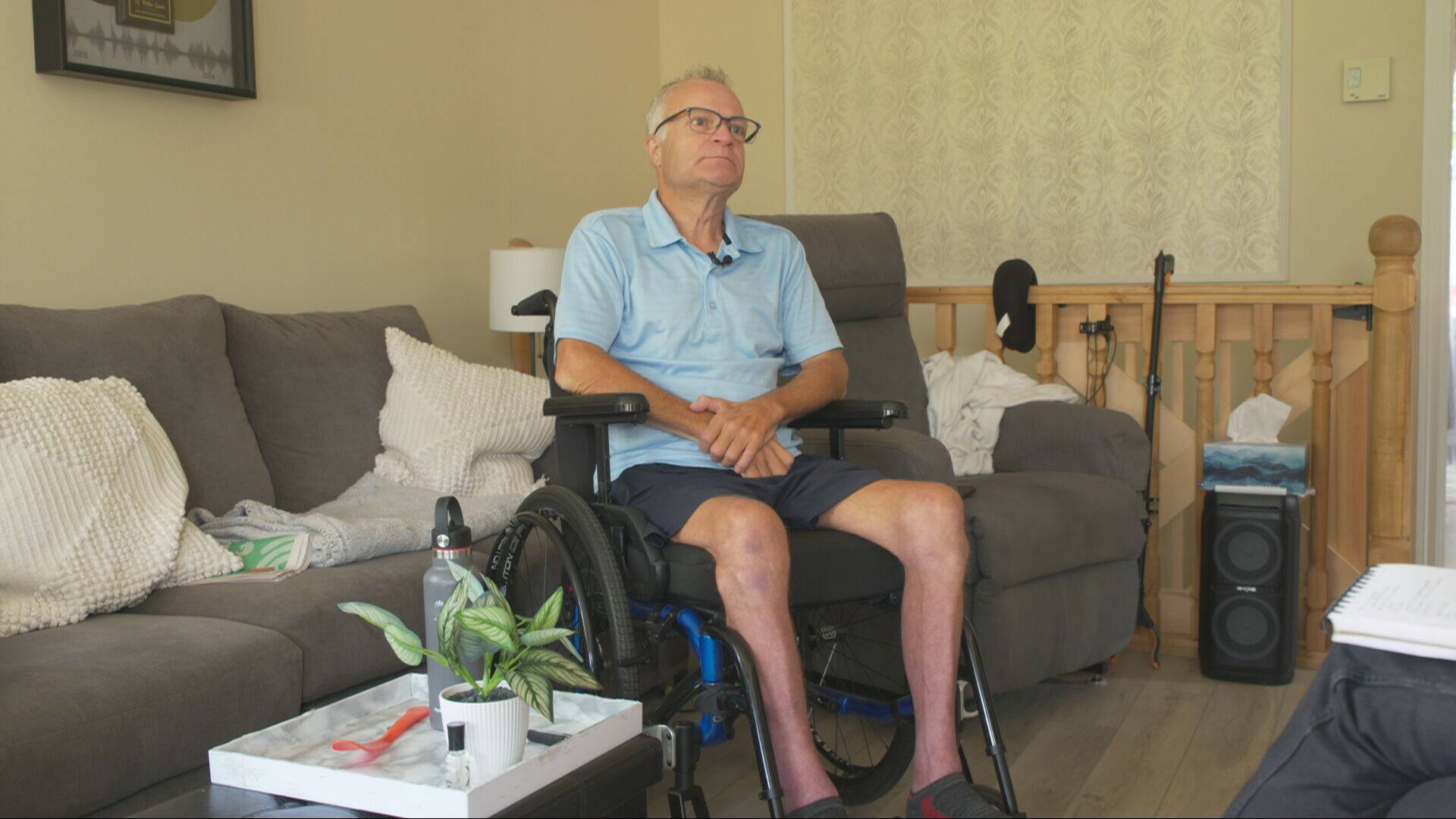 À notre deuxième visite à La Malbaie, Martin Lavoie avait troqué sa marchette pour un fauteuil roulant.