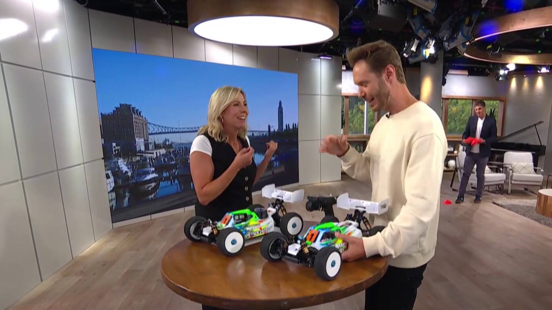 Une course de voitures téléguidées sur le plateau