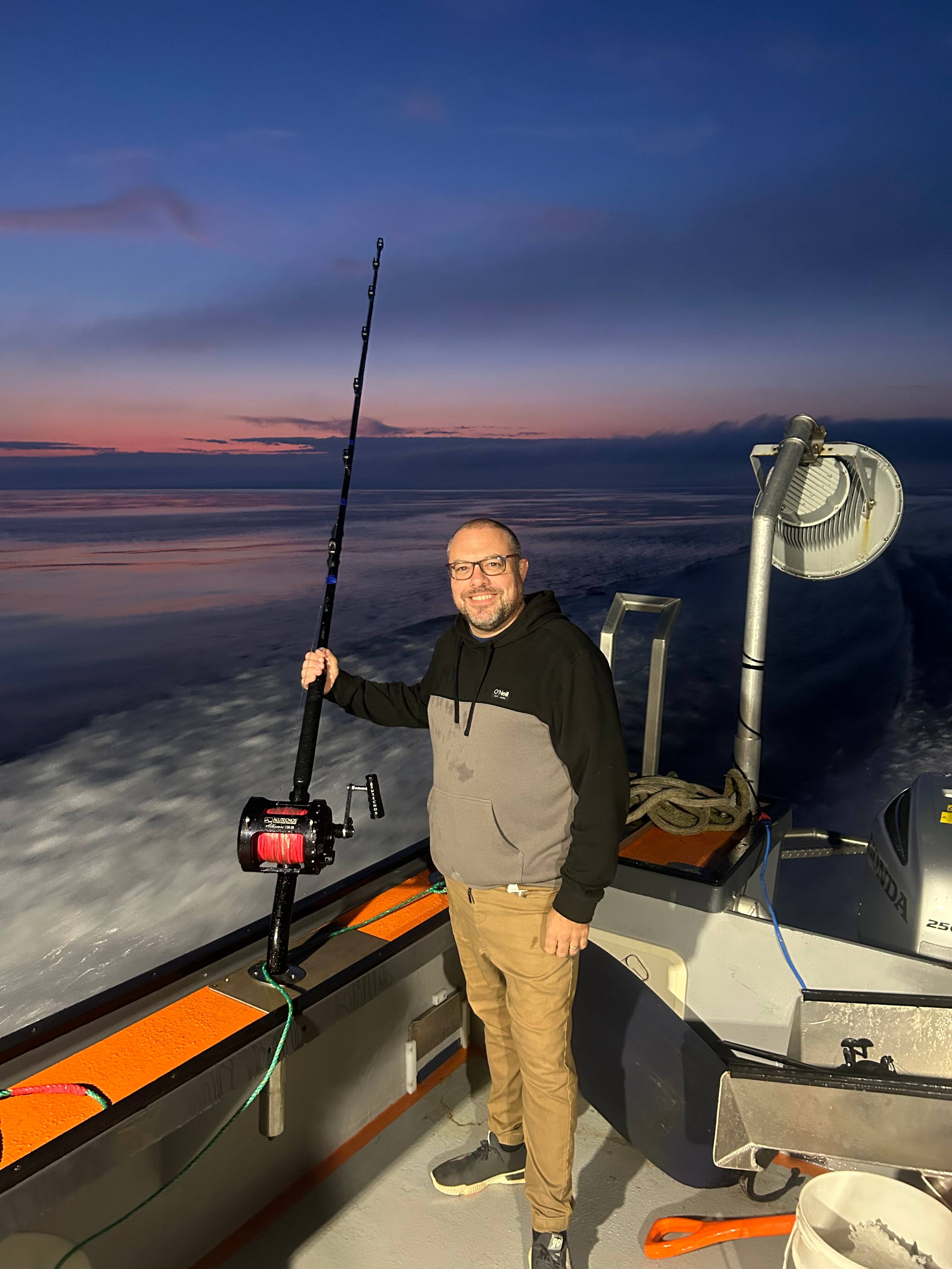 Il pêche son premier thon, et il pèse 740 livres! 