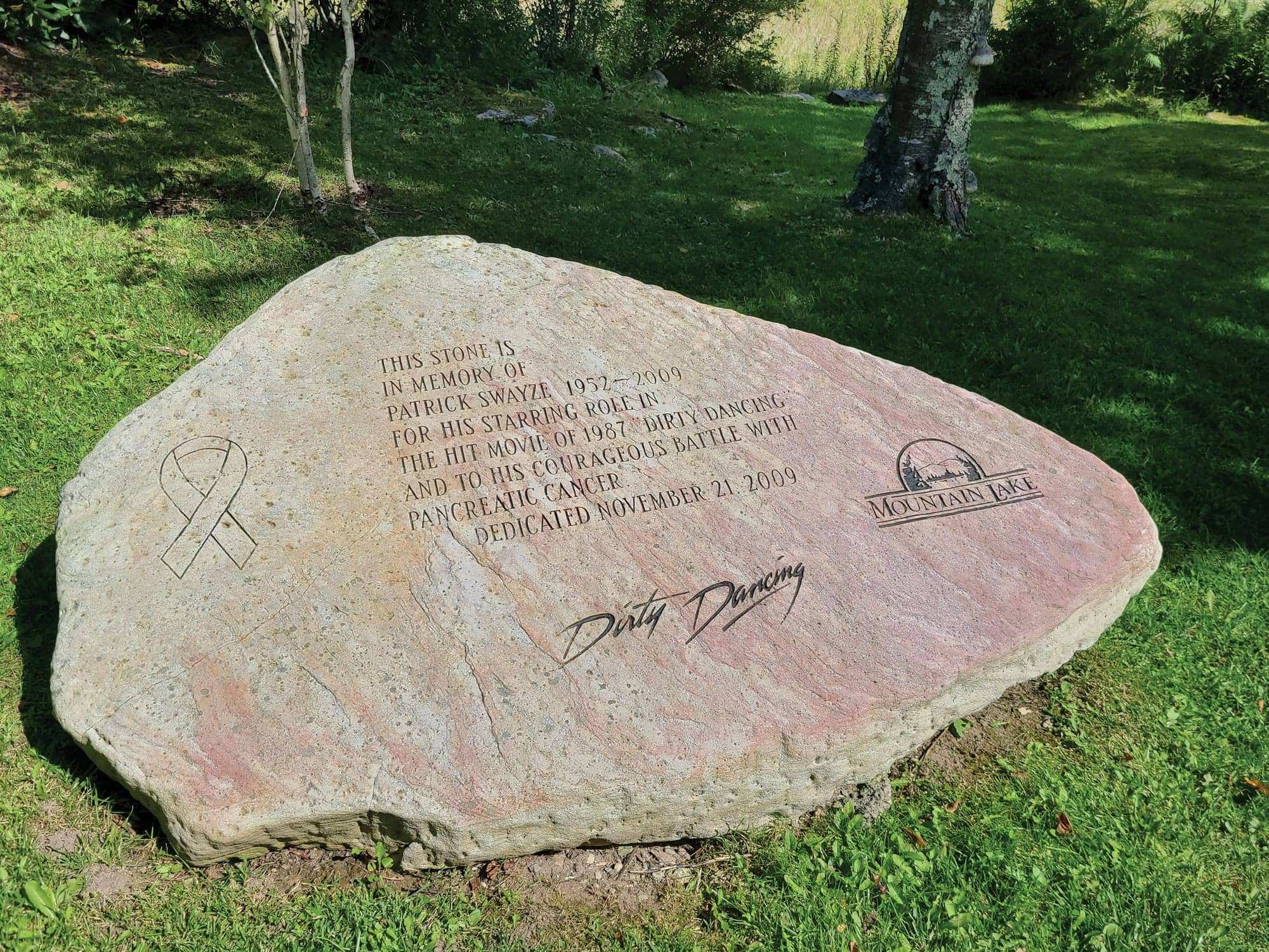 Une pierre commémorative a été posée devant le Mountain Lake en l’honneur de Patrick Swayze, décédé d’un cancer en 2009.