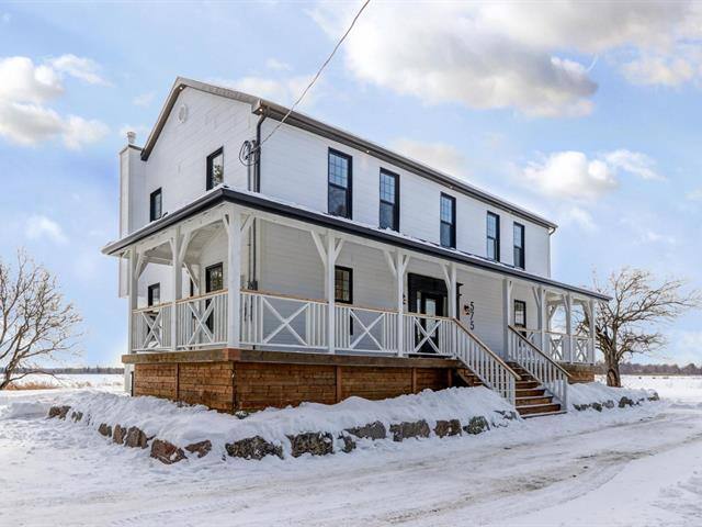 Une maison de campagne rénovée à 899 000$ 