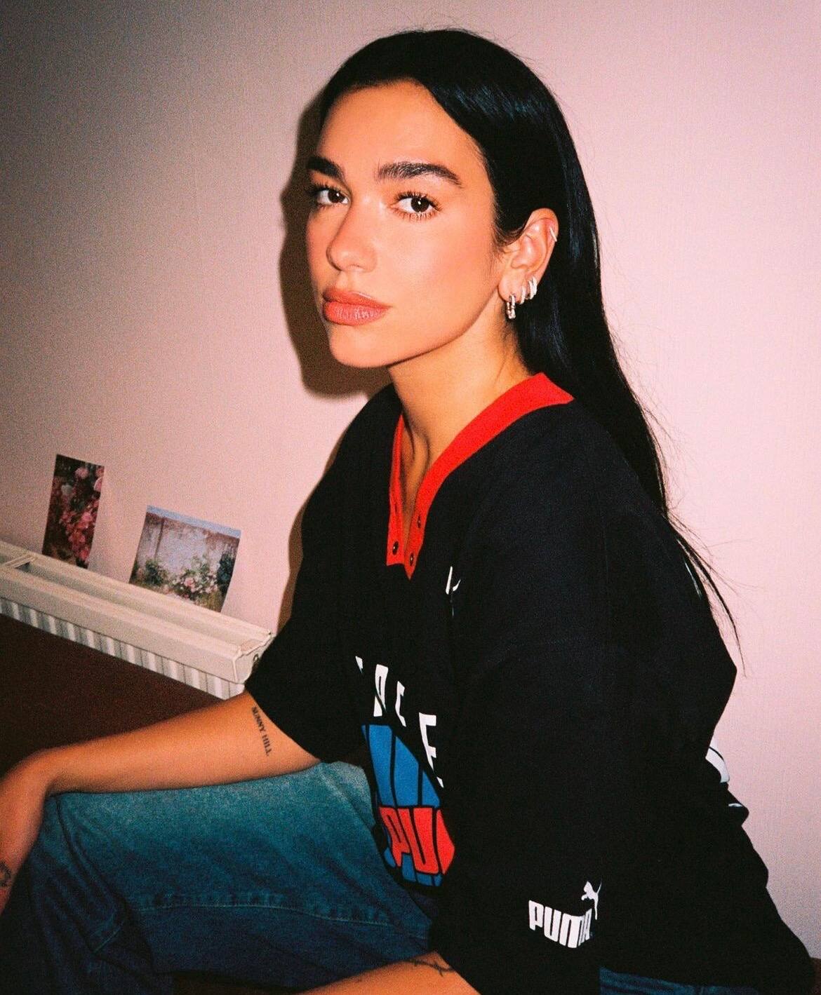 Dua Lipa ose un ensemble au décolleté vertigineux