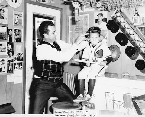 Denis Maranda, en 1967 avec son père Georges, dans le garage de la maison familiale. L'ancien lanceur de la Major League Baseball avait transformé cette salle en un véritable petit musée du baseball.