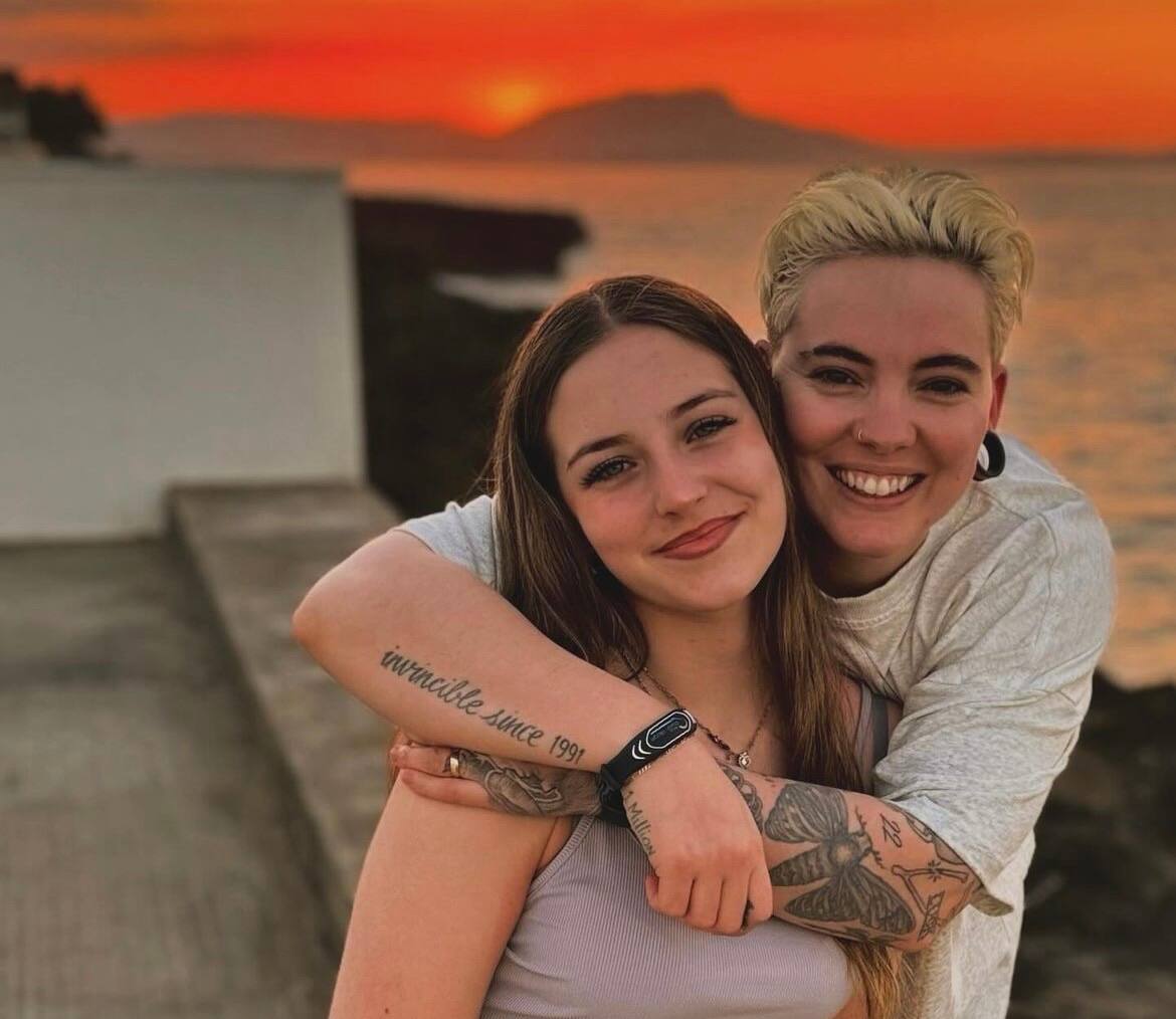 Elle profite d'un beau voyage en famille 