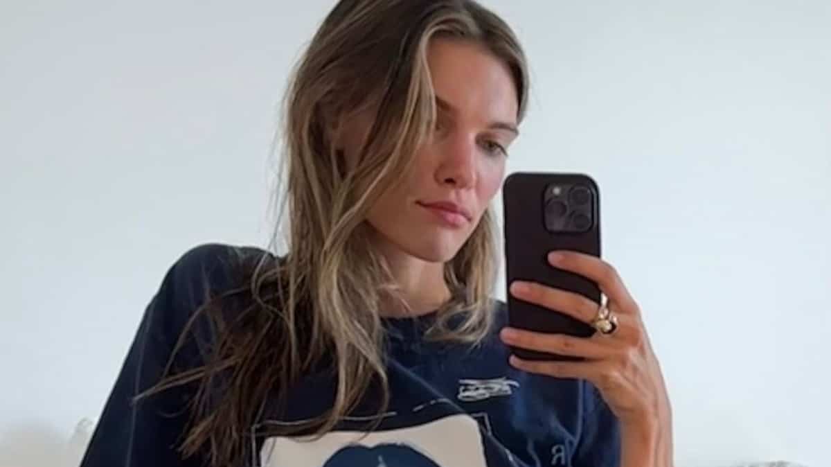 Charlotte Cardin est incendiaire en robe rouge à découpes dans son vidéoclip hyper sexy