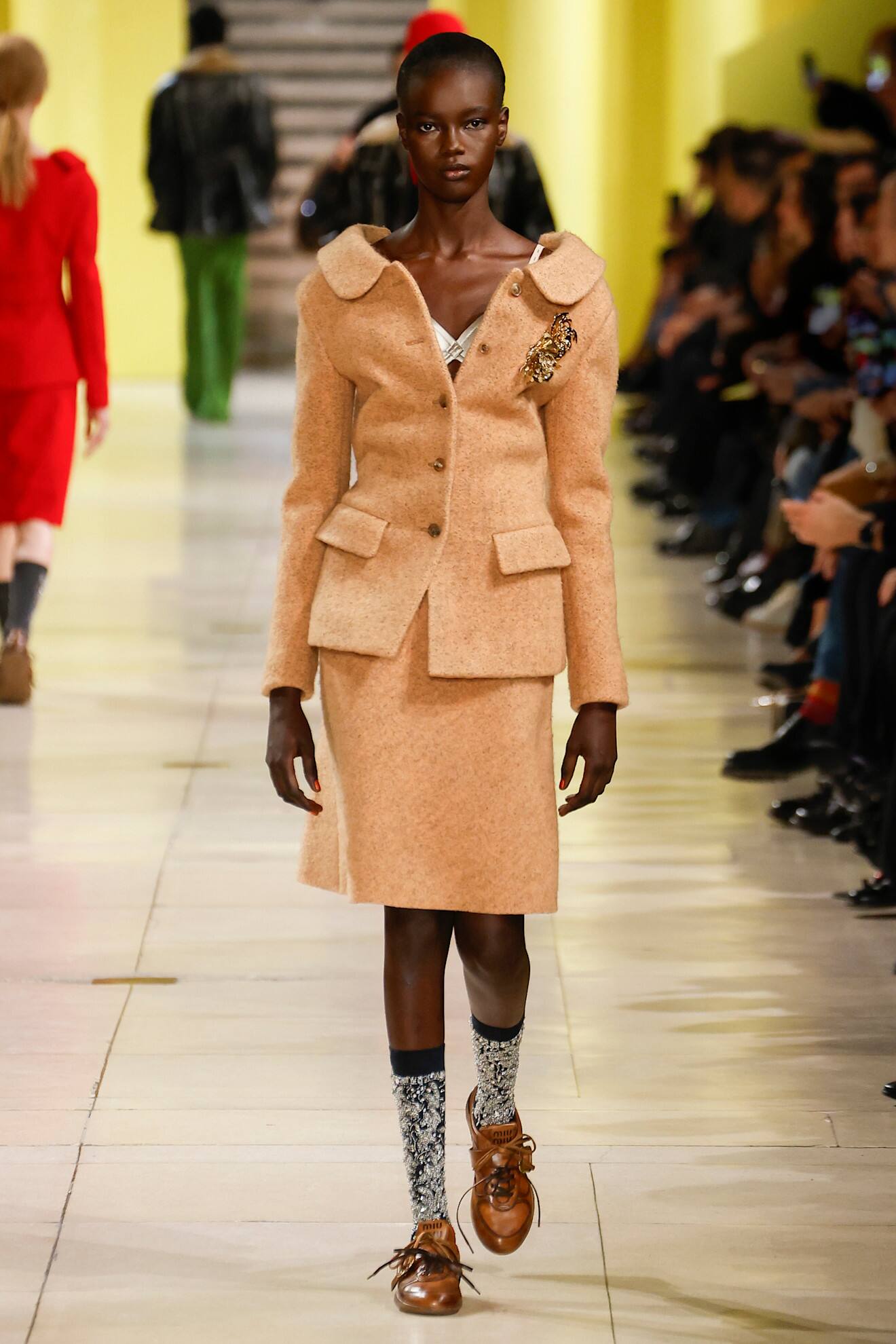 Cet horrible soutien-gorge vole la vedette 