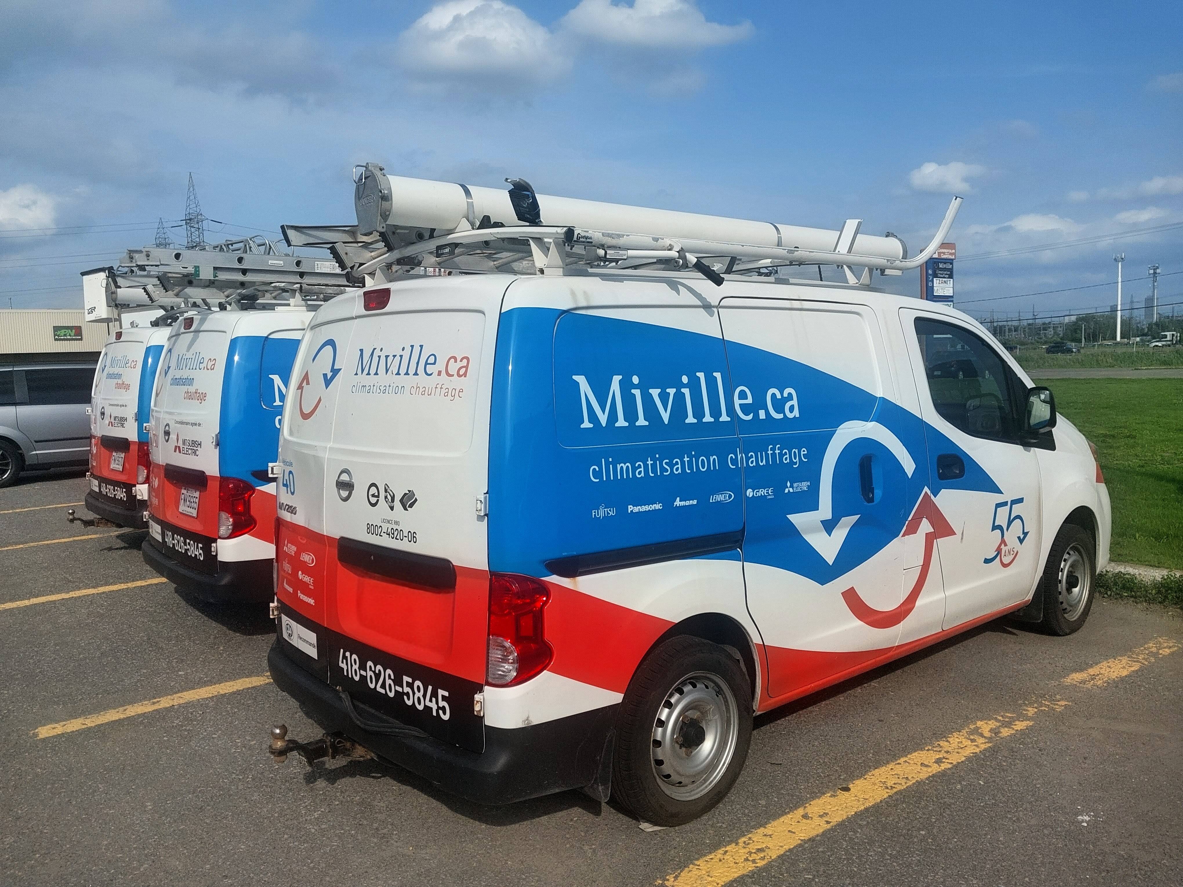 Les camions de Miville Climatisation à Québec font du chemin en juillet, le plus mois le plus occupé pour l'installation de climatiseurs.