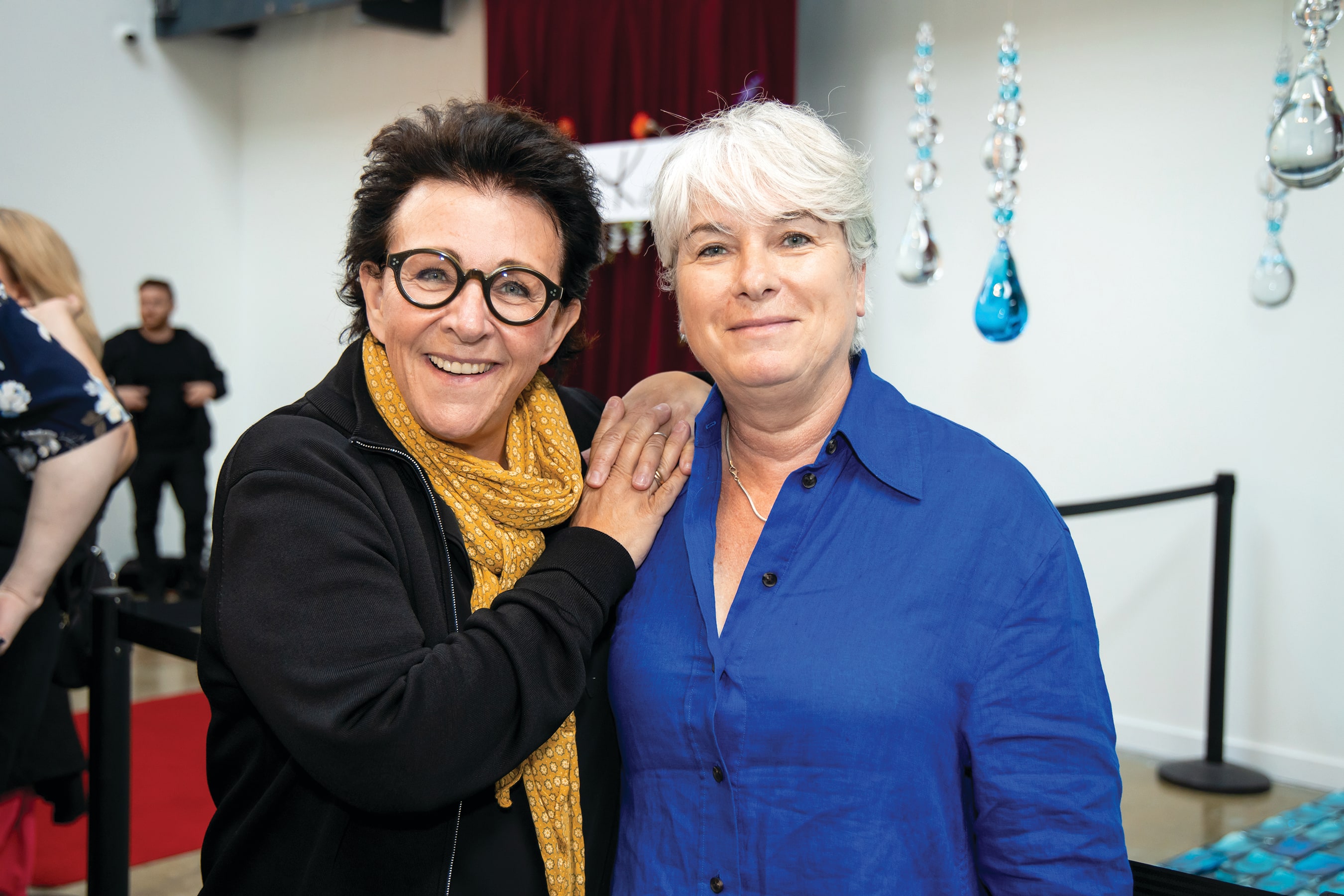 Monique Giroux pose pour une rare fois avec son amoureuse des six