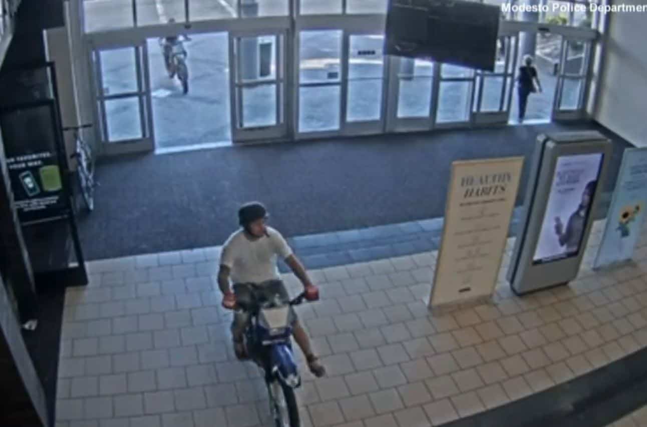 Des motocyclettes tout-terrain s&egrave;ment la panique dans le centre commercial