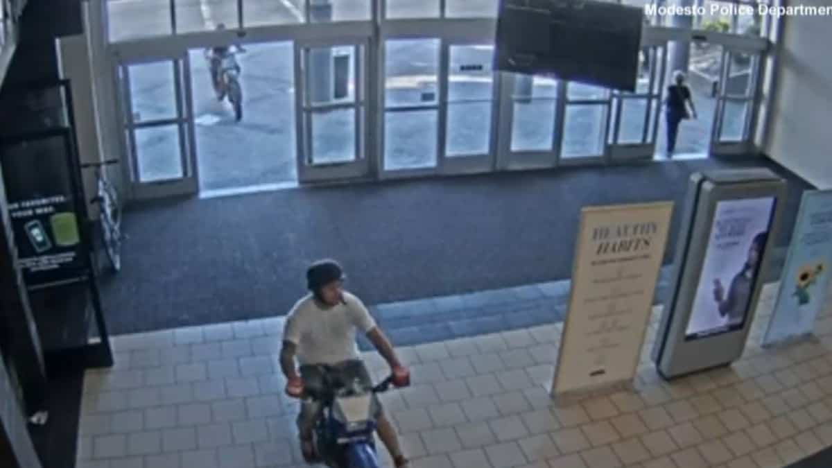 Des motocyclettes tout-terrain sèment la panique dans le centre commercial