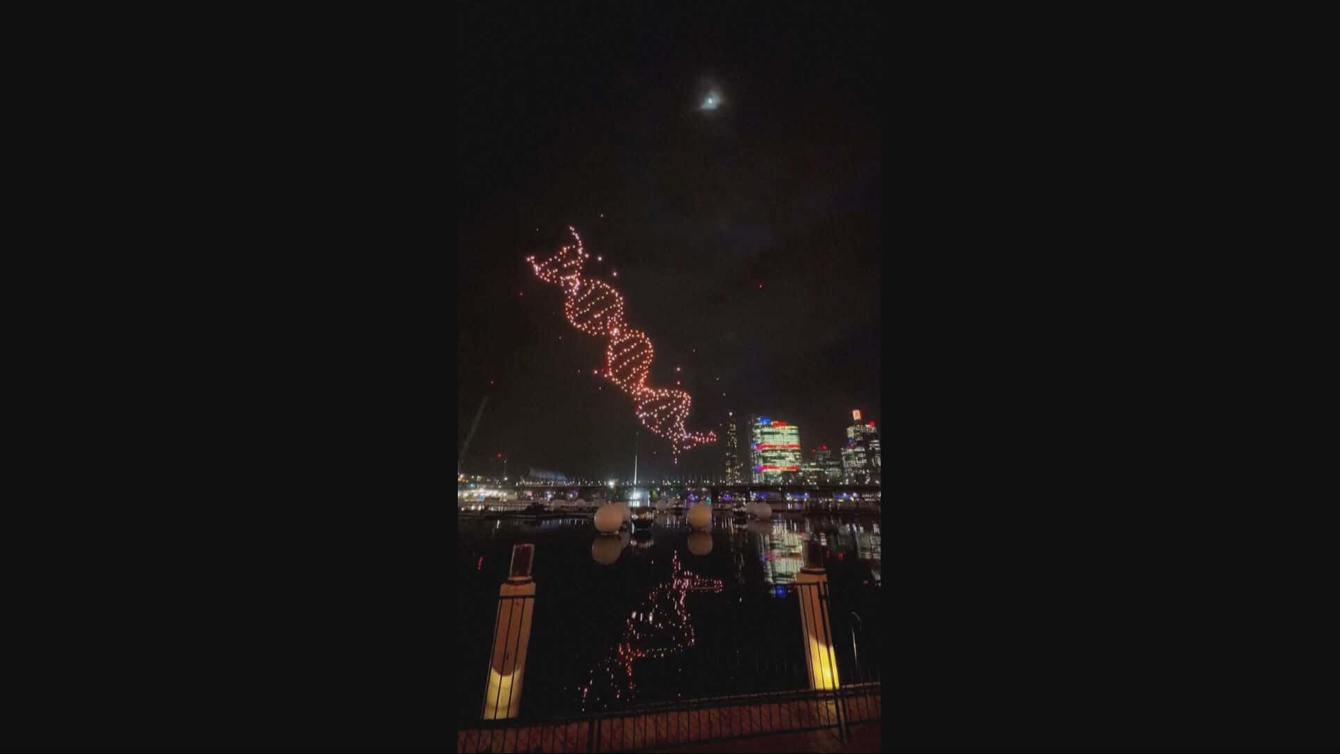 Spectacle à Sydney: des dizaines de drones lumineux tombent dans l'eau