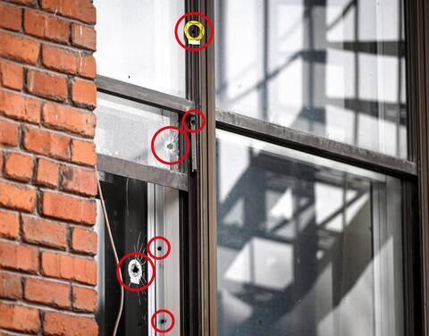 Hier nous avons constaté au moins six impacts de projectiles d'arme à feu uniquement dans la fenêtre du logement concerné dans le Mile-End.