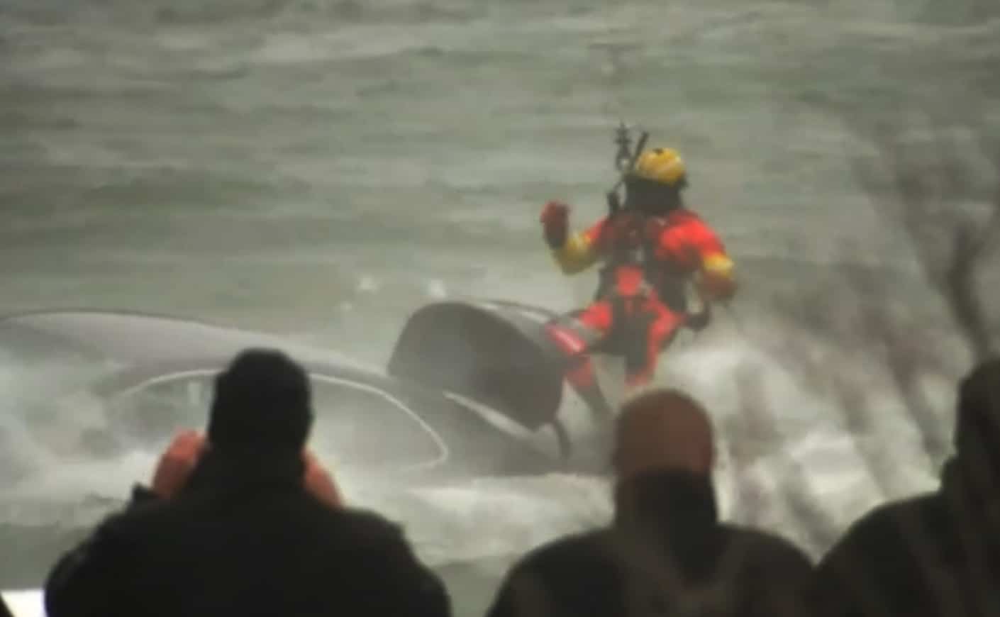 Une femme meurt apr&egrave;s que son v&eacute;hicule plonge dans la rivi&egrave;re Niagara