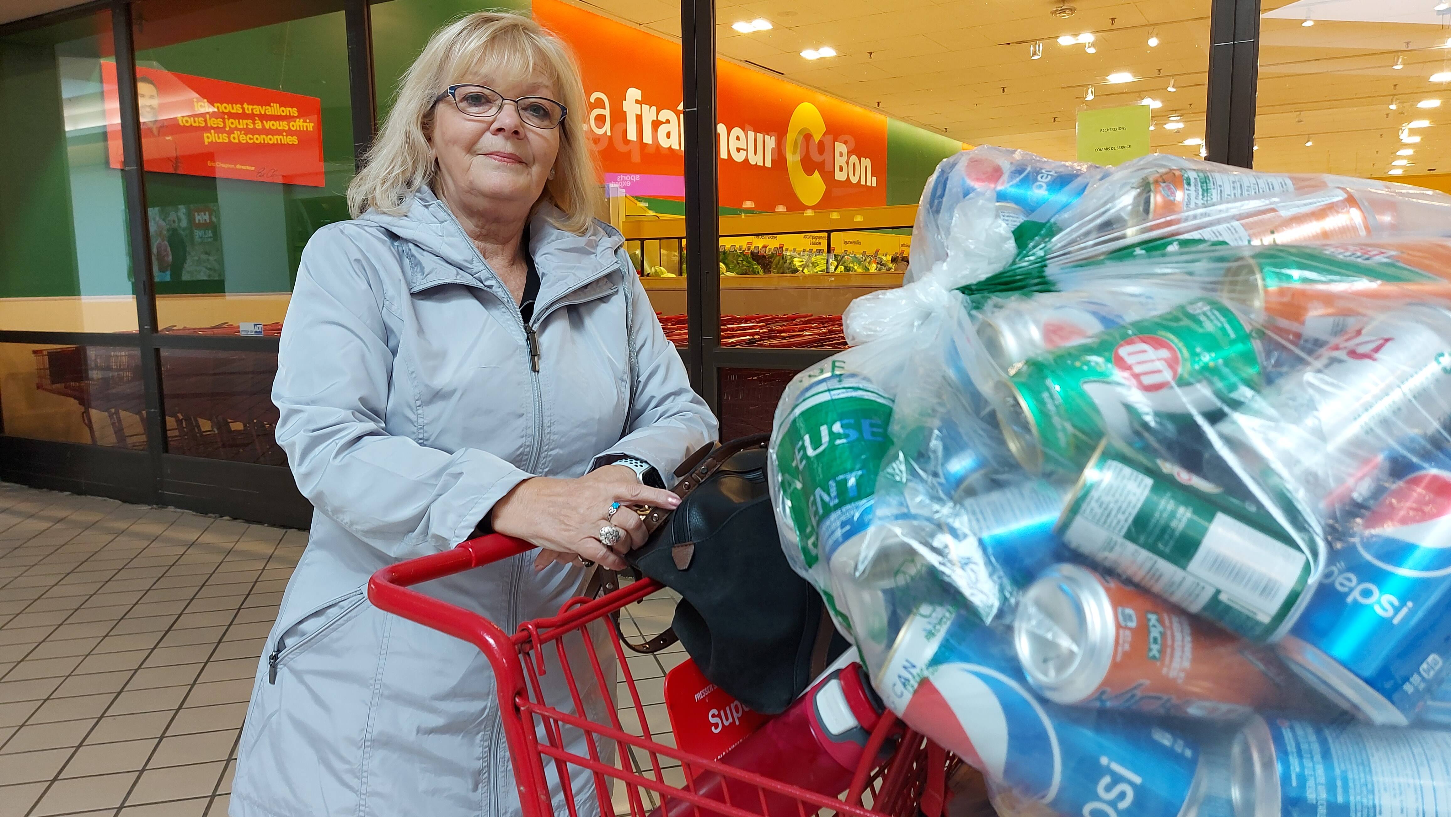 Une jeune retrait&eacute;e retourne travailler 15 heures par semaine pour l&rsquo;aider &agrave; payer l&rsquo;&eacute;picerie