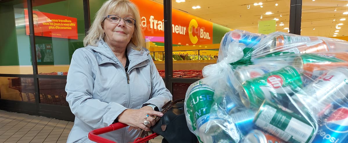 Une jeune retraitée retourne travailler 15 heures par semaine pour l’aider à payer l’épicerie