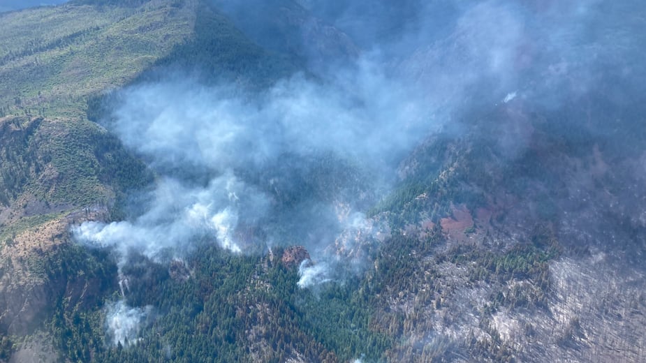 Des feux de forêt étaient toujours hors de contrôle à Nohomin Creek, à moins de deux kilomètres de Lytton, en Colombie-Britannique.