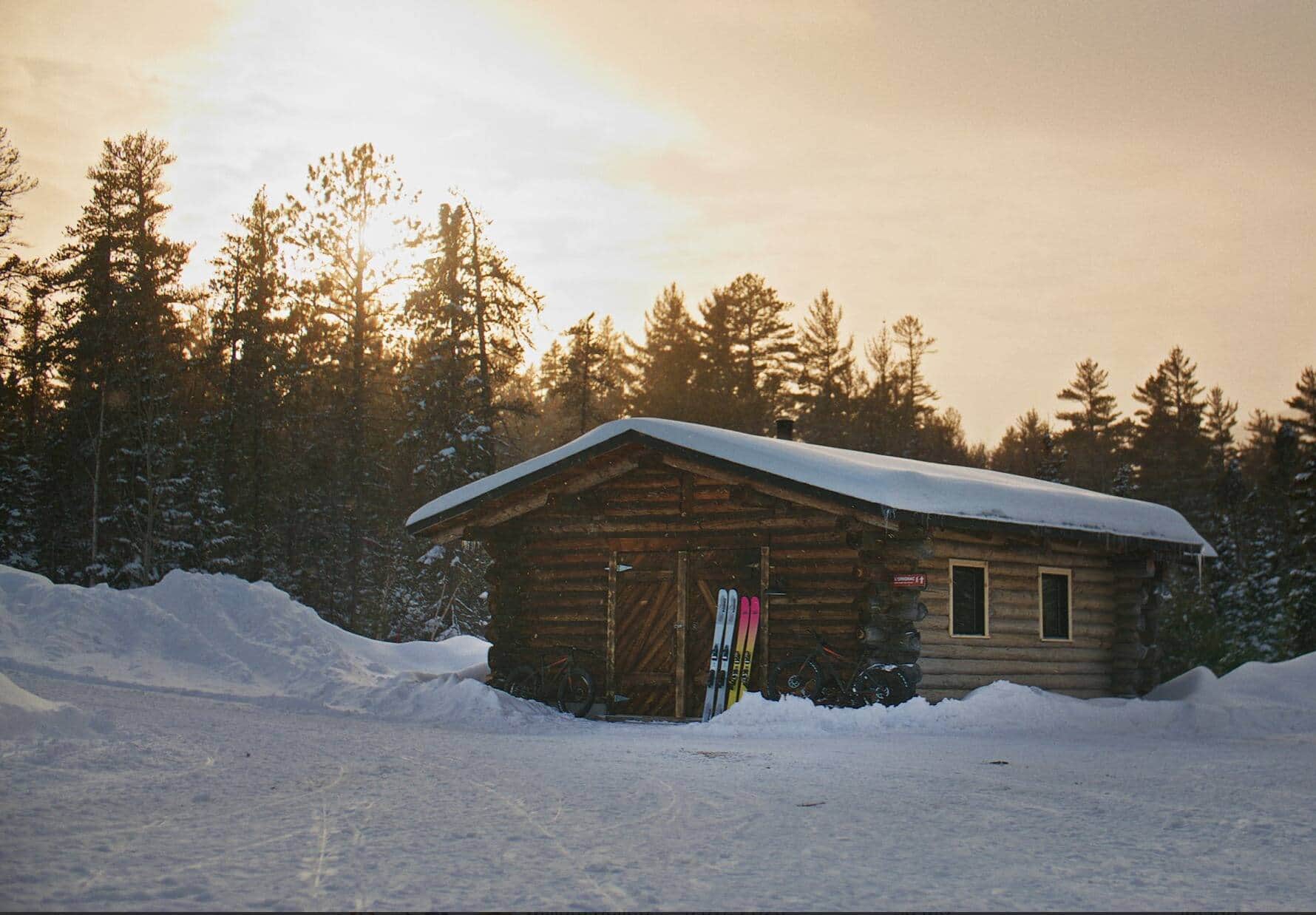 Plein air et chalets en bois rond au nouveau centre &Ouml;Bois Charlevoix
