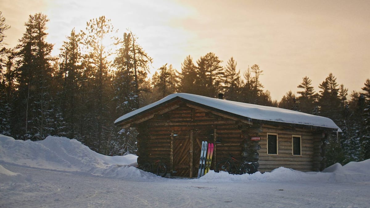 Plein air et chalets en bois rond au nouveau centre ÖBois Charlevoix