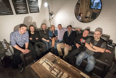 Los seis copropietarios del Bordel Comedy Club cuando se lanzó en abril de 2015: Charles Deschamps, Louis-José Houde, François Bellefeuille, Mike Ward, Martin Petit y Laurent Paquin.