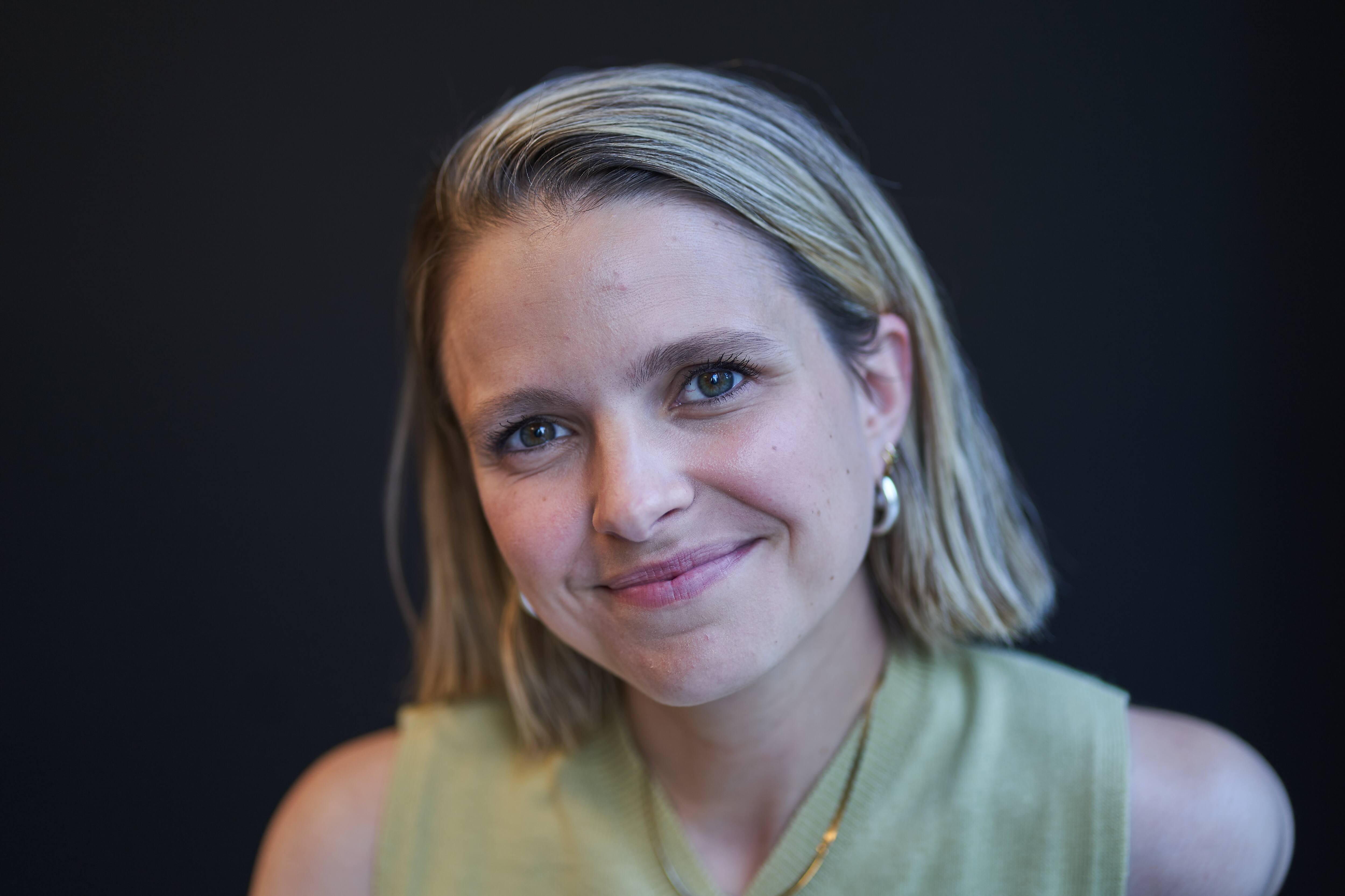Sarah-Jeanne Labrosse change de tête pour un rôle | QUB | QUB info