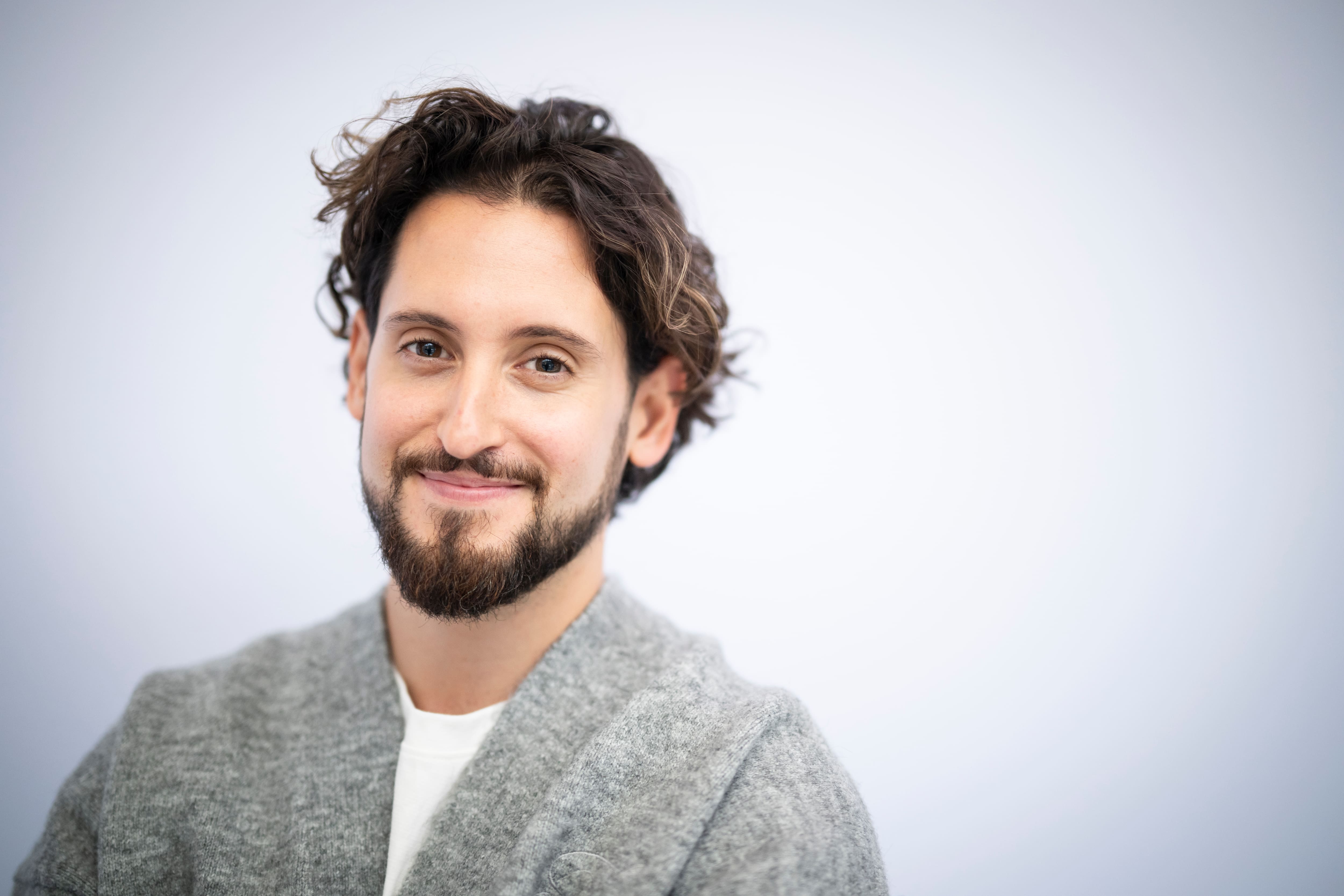 Image principale de l'article Il regrette ce look «épouvantable» de tapis rouge