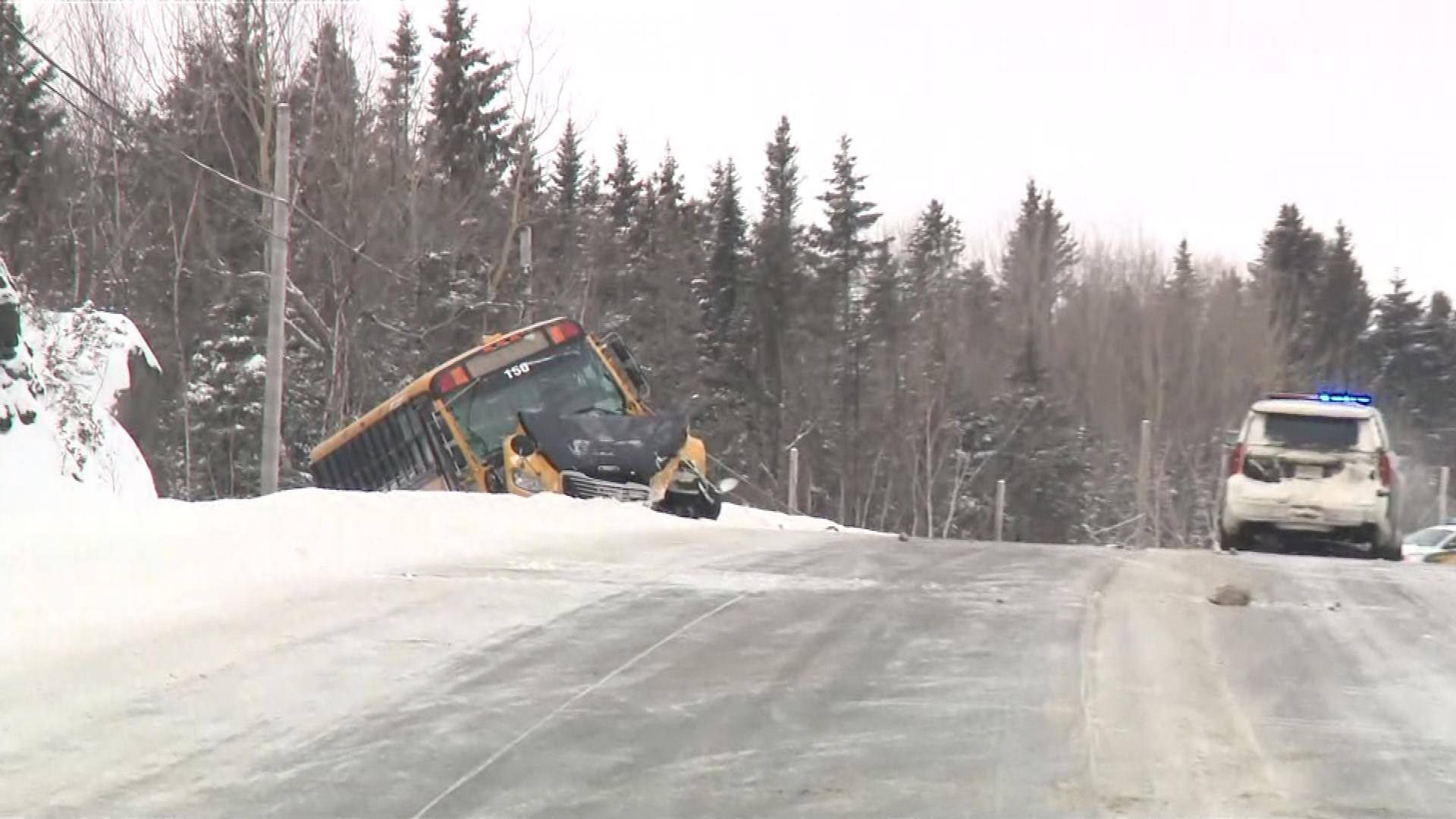 Un mort dans une collision avec un autobus scolaire TVA Nouvelles