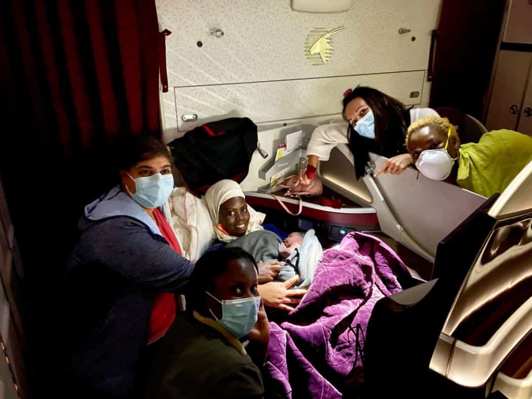 Une m&eacute;decin canadienne aide une femme &agrave; accoucher en plein vol