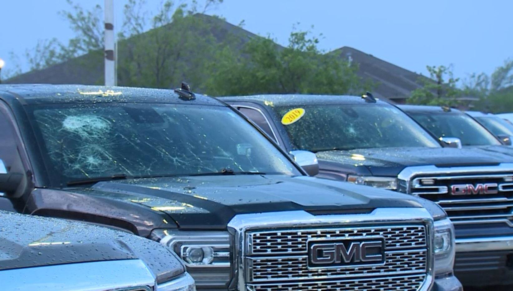 EN IMAGES | Une temp&ecirc;te de gr&ecirc;le cause des dommages importants