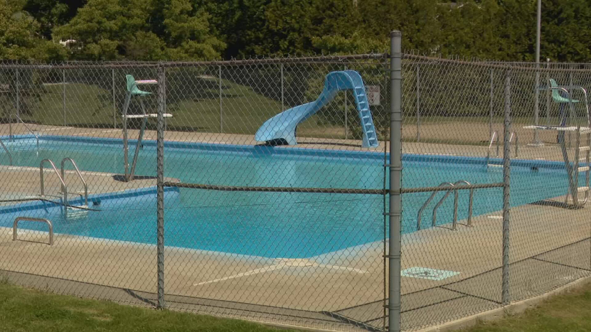Les piscines municipales de Sherbrooke n'ouvriront que samedi TVA
