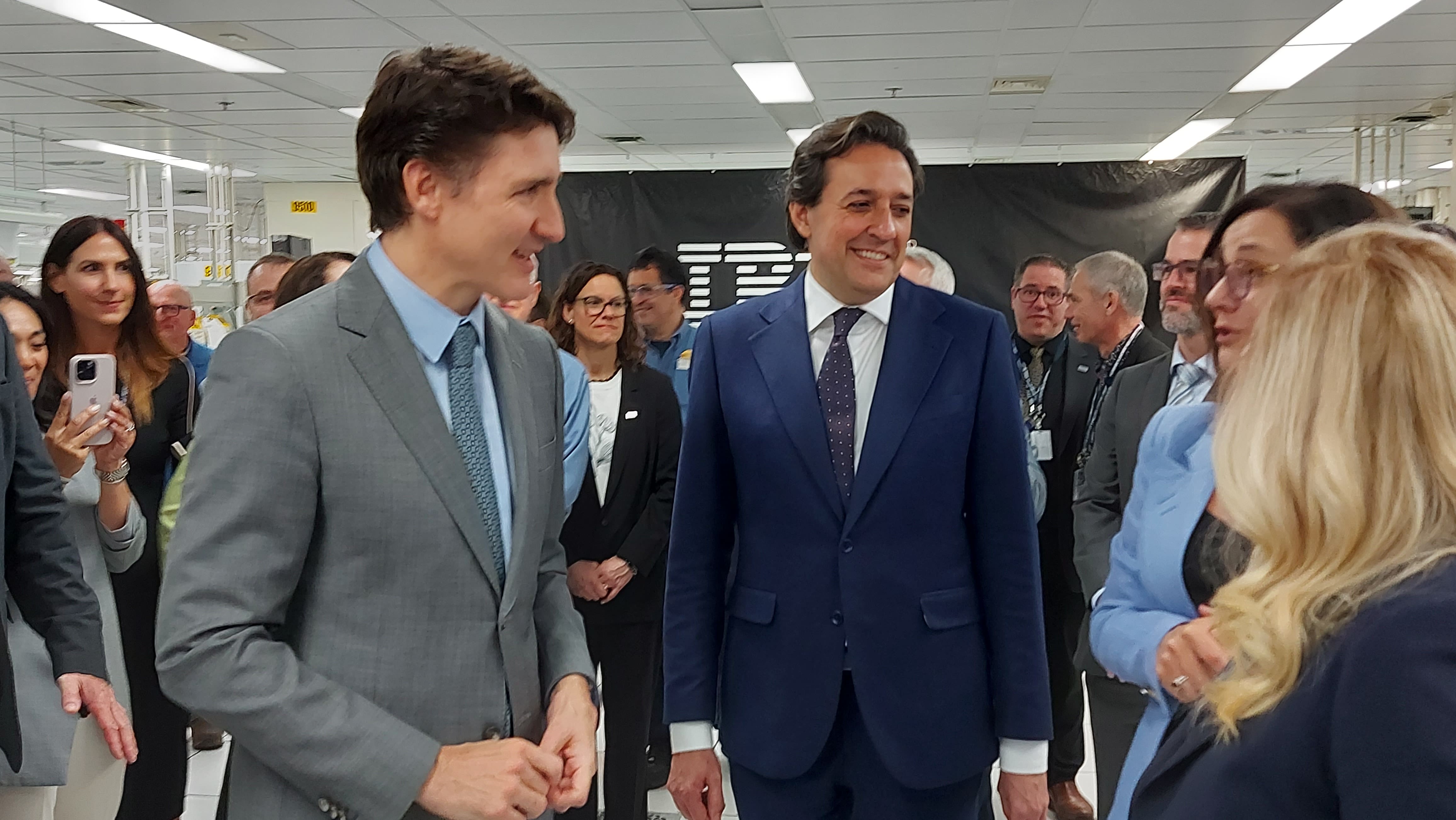 Justin Trudeau injecte 60 M$ dans l&rsquo;usine de semi-conducteurs d&rsquo;IBM &agrave; Bromont