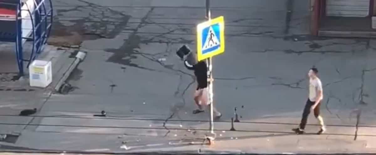 In Russia, pro-Putinists destroy banners in the colors of Ukraine In Russia, pro-Putinists destroy banners in the colors of Ukraine