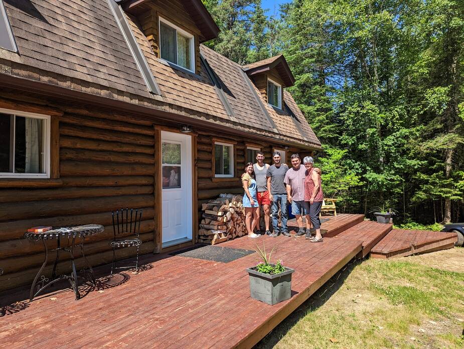 Rosalie Collins, Alexis Collins, Olivier Collins, Greg Collins et Maggie Bérubé devant leur chalet dans les Laurentides.