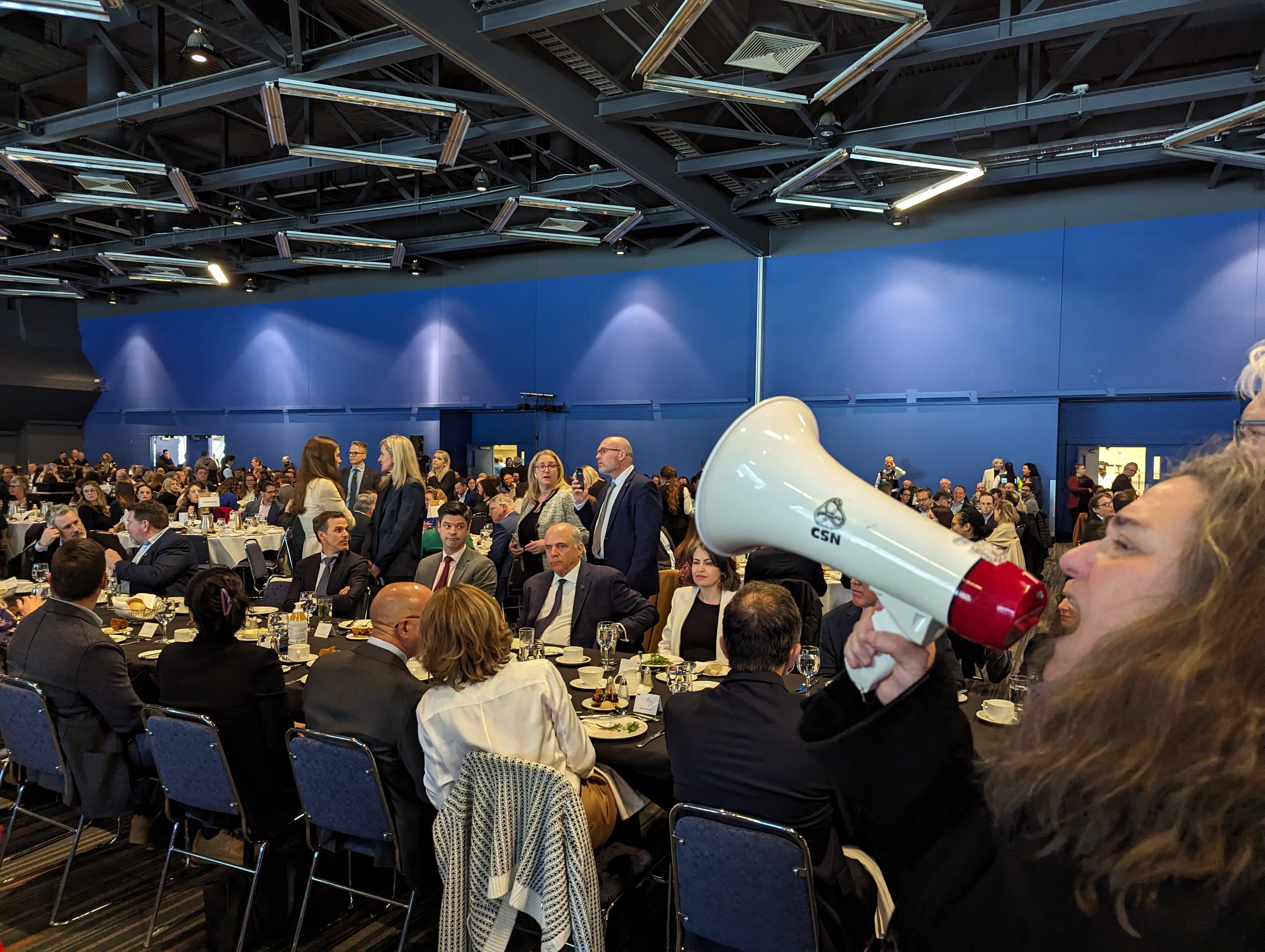 Des syndiqu&eacute;s perturbent un discours de Fitzgibbon