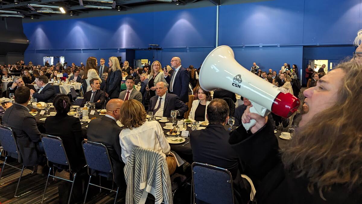 Des syndiqués perturbent un discours de Fitzgibbon