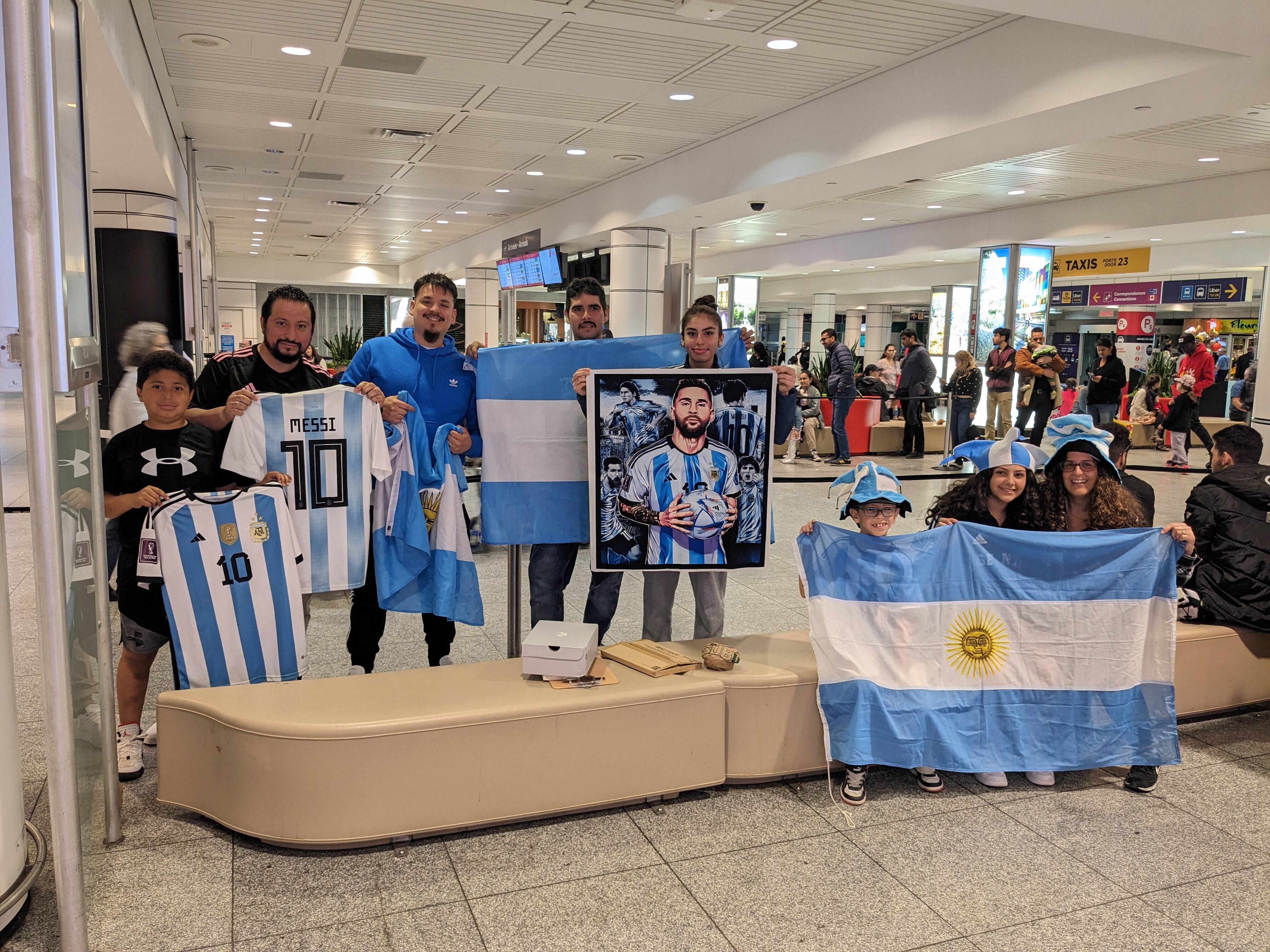 [EN IMAGES] Des dizaines de fans f&eacute;briles &agrave; l'arriv&eacute;e de Messi