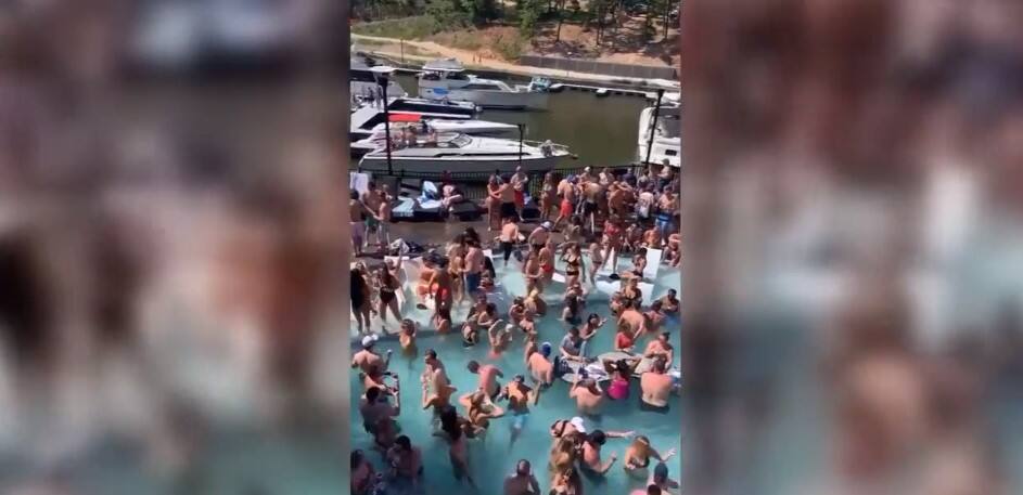Énorme party piscine aux États-Unis