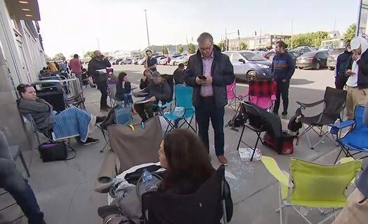 Des gens attendent 24 heures en file pour leur passeport