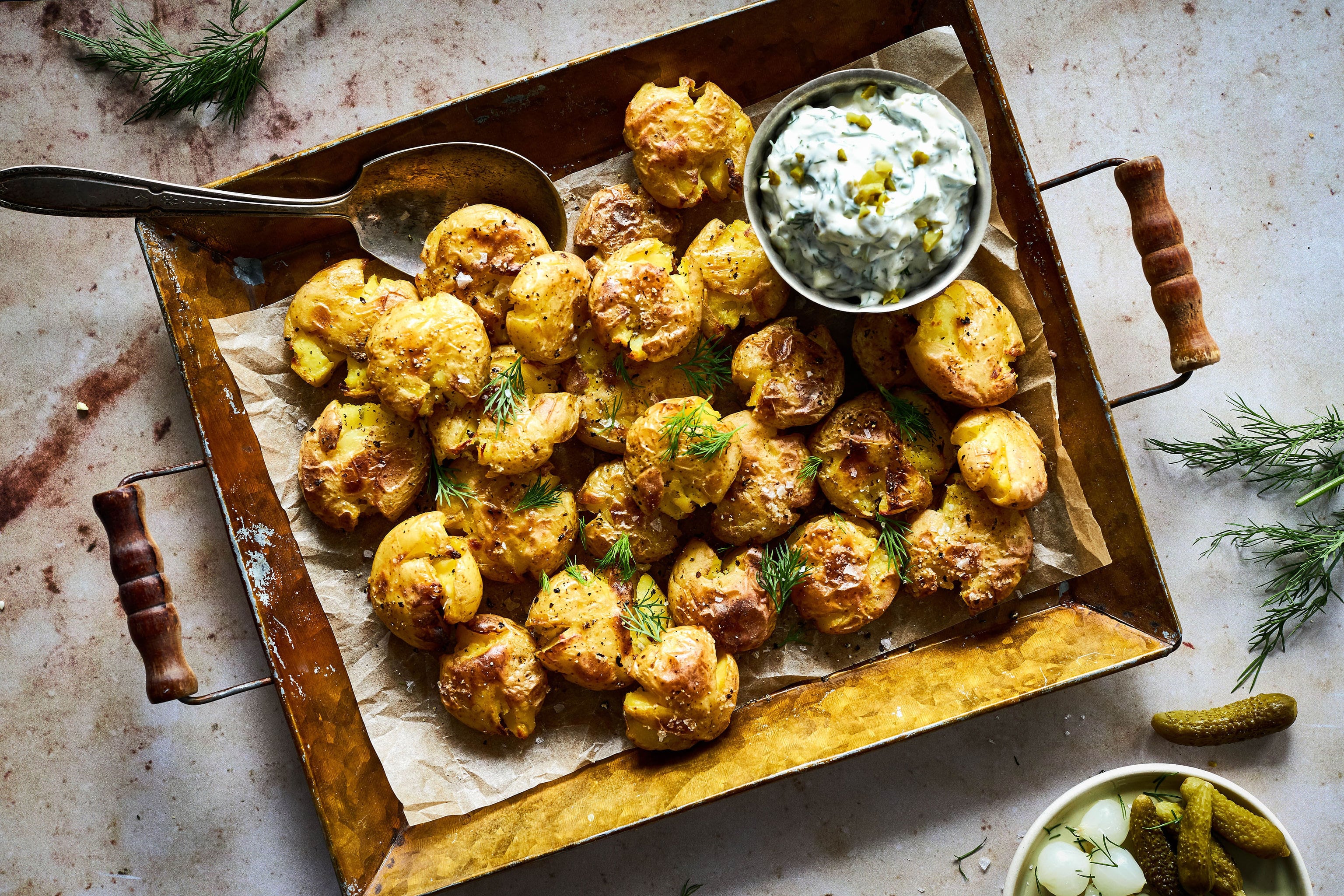 Patates écrasées, trempette aux cornichons 