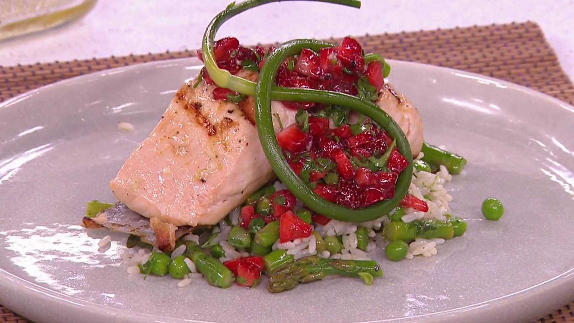 Pavé de saumon poêlé et salsa de fraises du Québec