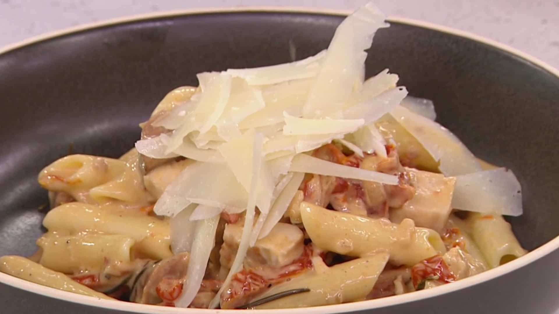 Pennes au poulet et saucisse italienne grillée