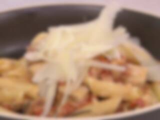 Pennes au poulet et saucisse italienne grillée