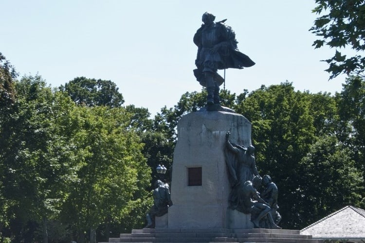 L'œuvre monumentale mettait en scène Champlain au sommet d'un imposant socle, alors qu'à sa base prenaient place un membre de la nation wendate, un missionnaire et un coureur des bois, dans une hiérarchie visuelle aujourd'hui contestée.