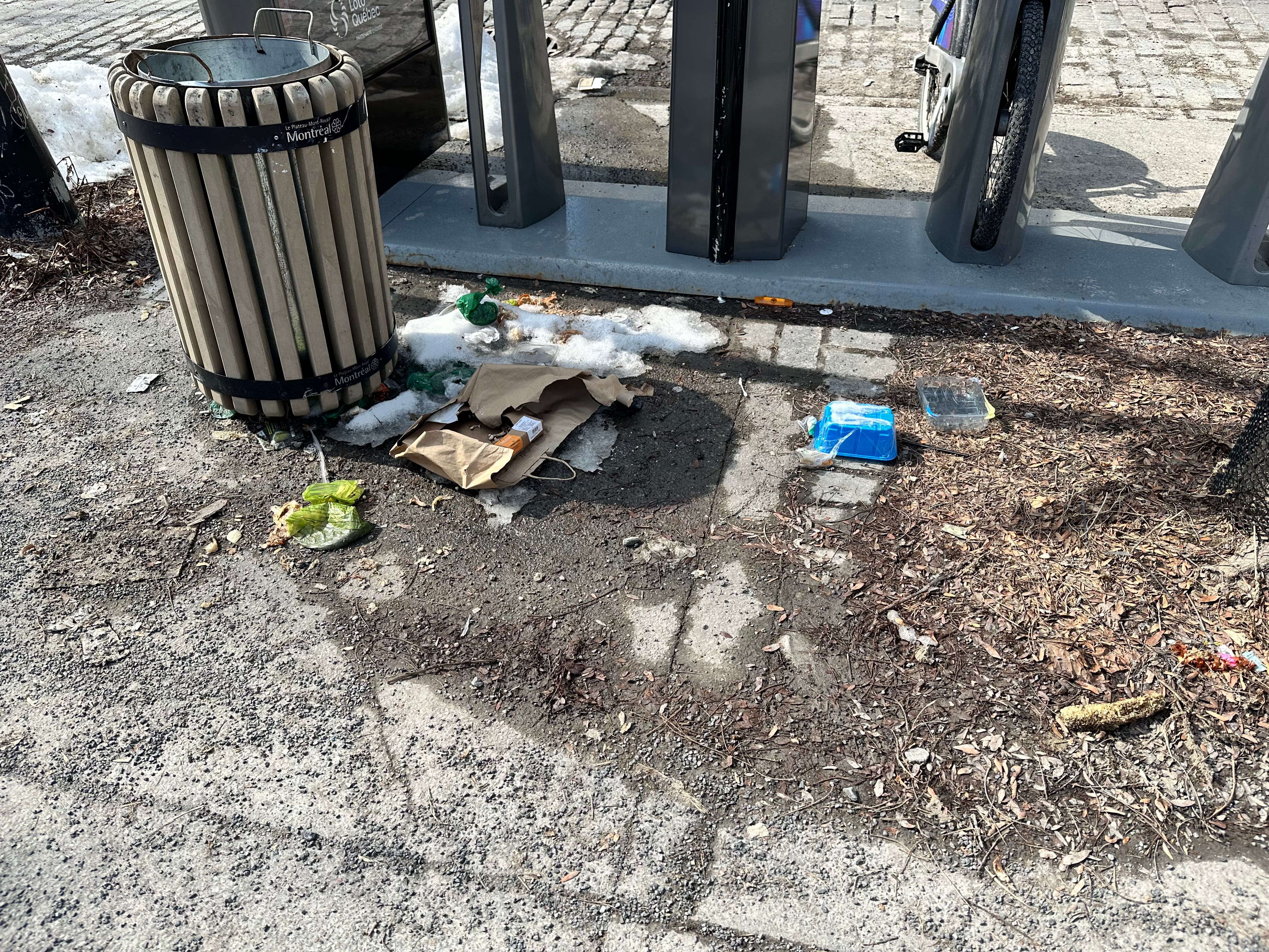 «C’est dégueulasse»: des Montréalais exaspérés par les quantités de déchets dans leurs rues