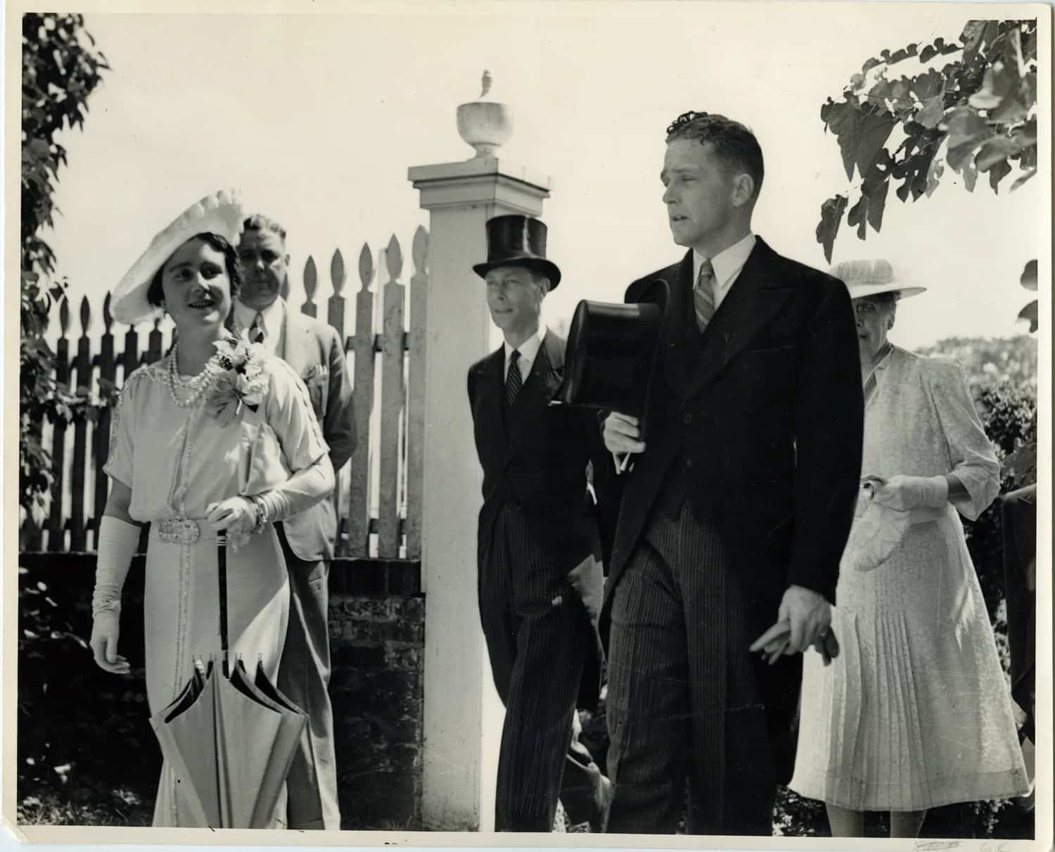 Première visite britannique aux États-Unis. Le 9 juin 1939, le roi George VI et la reine Elizabeth ont visité Mount Vernon en compagnie du président Franklin D. Roosevelt et de la première dame Eleanor Roosevelt.