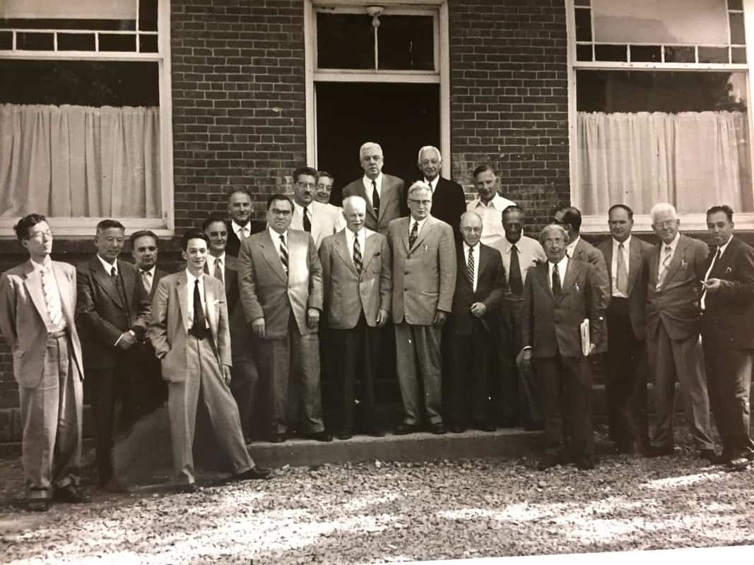 Quelques participants de la Première Conférence de Pugwash en 1957. De gauche à droite, premier rang; Iwao Ogawa, Chou Pei-Yuan, Vladimir P. Pavlichenko, Shin’ichiro Tomonaga, Cecil F. Powell, Aleksandr V. Topchiev, George B. Chisholm, John Foster, Hermann J. Muller, Hans Thirring, Léo Szilard, Walter Selove (derrière Léo Szilard), Eric Burhop, Marcus L. E. Oliphant, Marian Danysz. De gauche à droite, second rang; Antoine M. B. Lacassagne, Aleksandr M. Kuzin, Eugène Rabinowitch (derrière Kuzin), Dimitri V. Skobeltzyn, Cyrus S. Eaton et Joseph Rotblat. PG 311 Cyrus S. Eaton Photographs, Western Reserve Historical Society, Cleveland, Ohio.