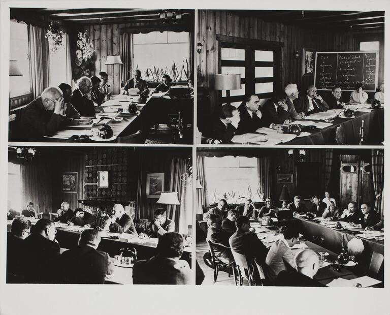 Les scientifiques discutent lors d’une conférence. Leo Szilard Papers, Special Collections & Archives, UC San Diego.