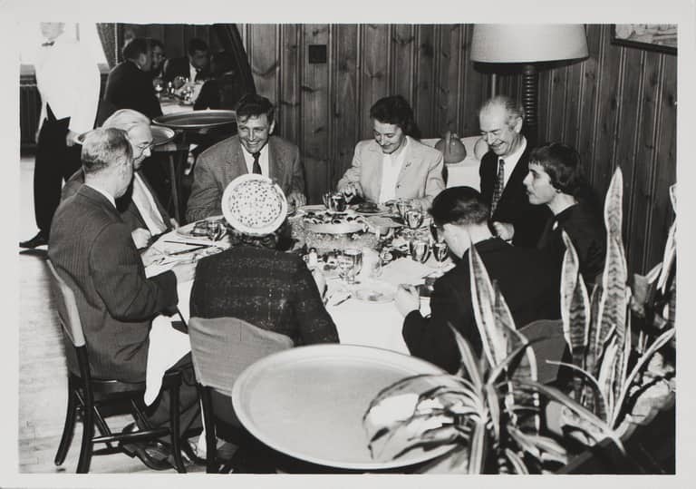 Discussion lors d’un repas. Leo Szilard Papers, Special Collections & Archives, UC San Diego.