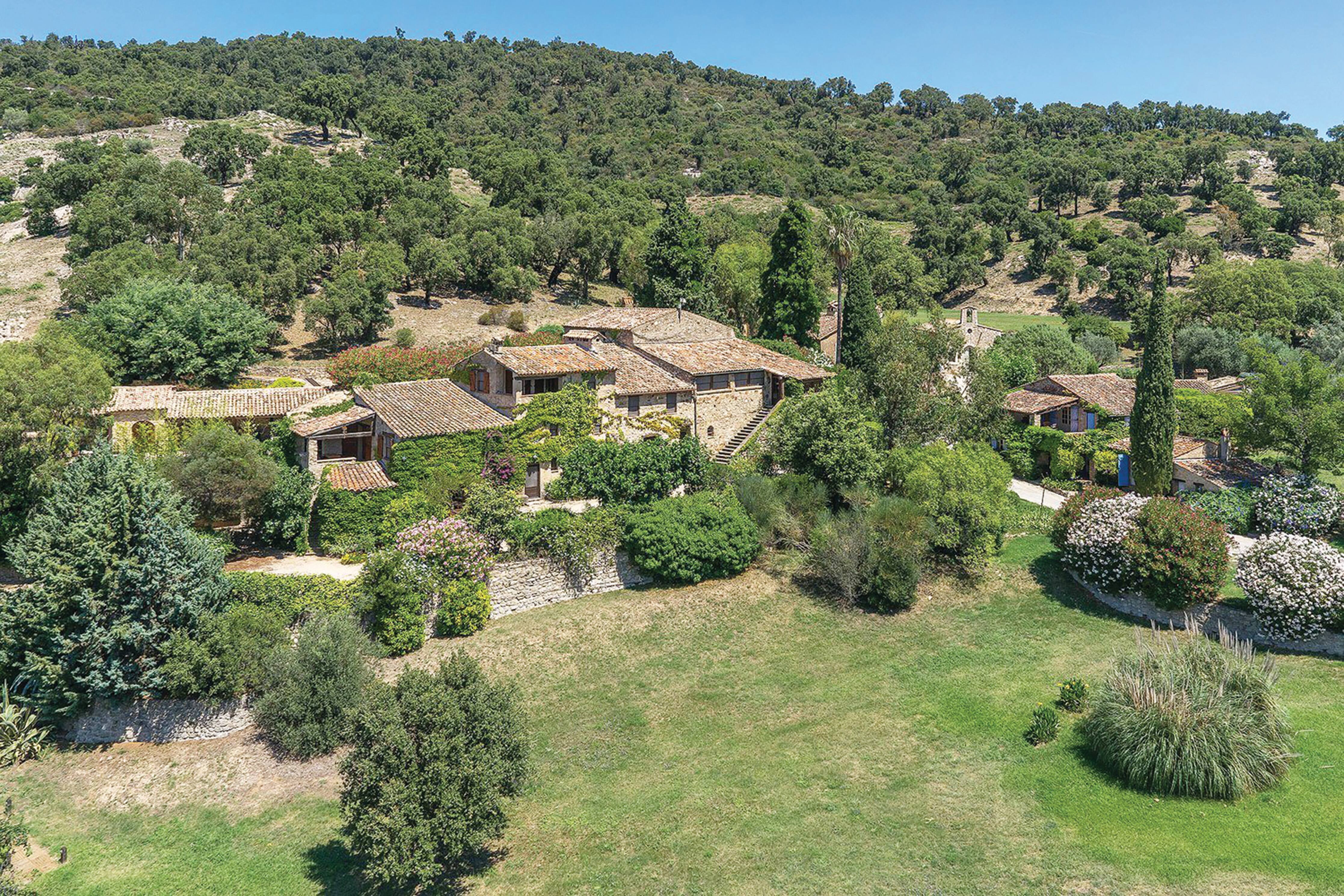 Son village en Provence en vente pour 55 millions